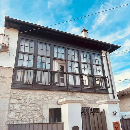 Casa De Aldea La Galeria Poo De Llanes
