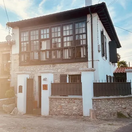 Casa De Aldea La Galeria Poo De Llanes